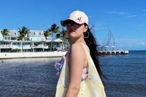 李月汝晒度假美照:在海与白日梦境之间的某个地方