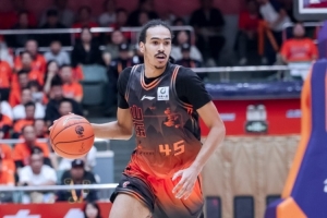 鲁媒：山东赶紧找小外 替班顿或普卢默都行 第一阶段转瞬就会结束